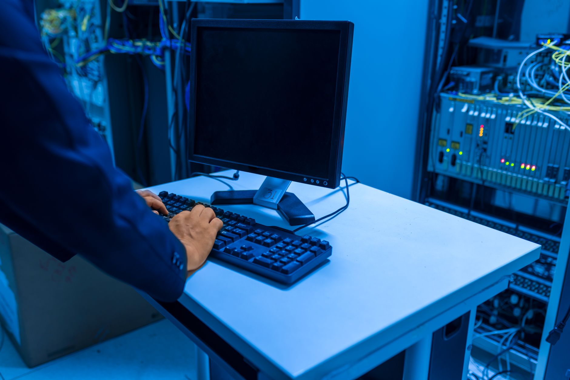 Tecnico IT al lavoro su un server rack — assistenza sistemistica Milano
