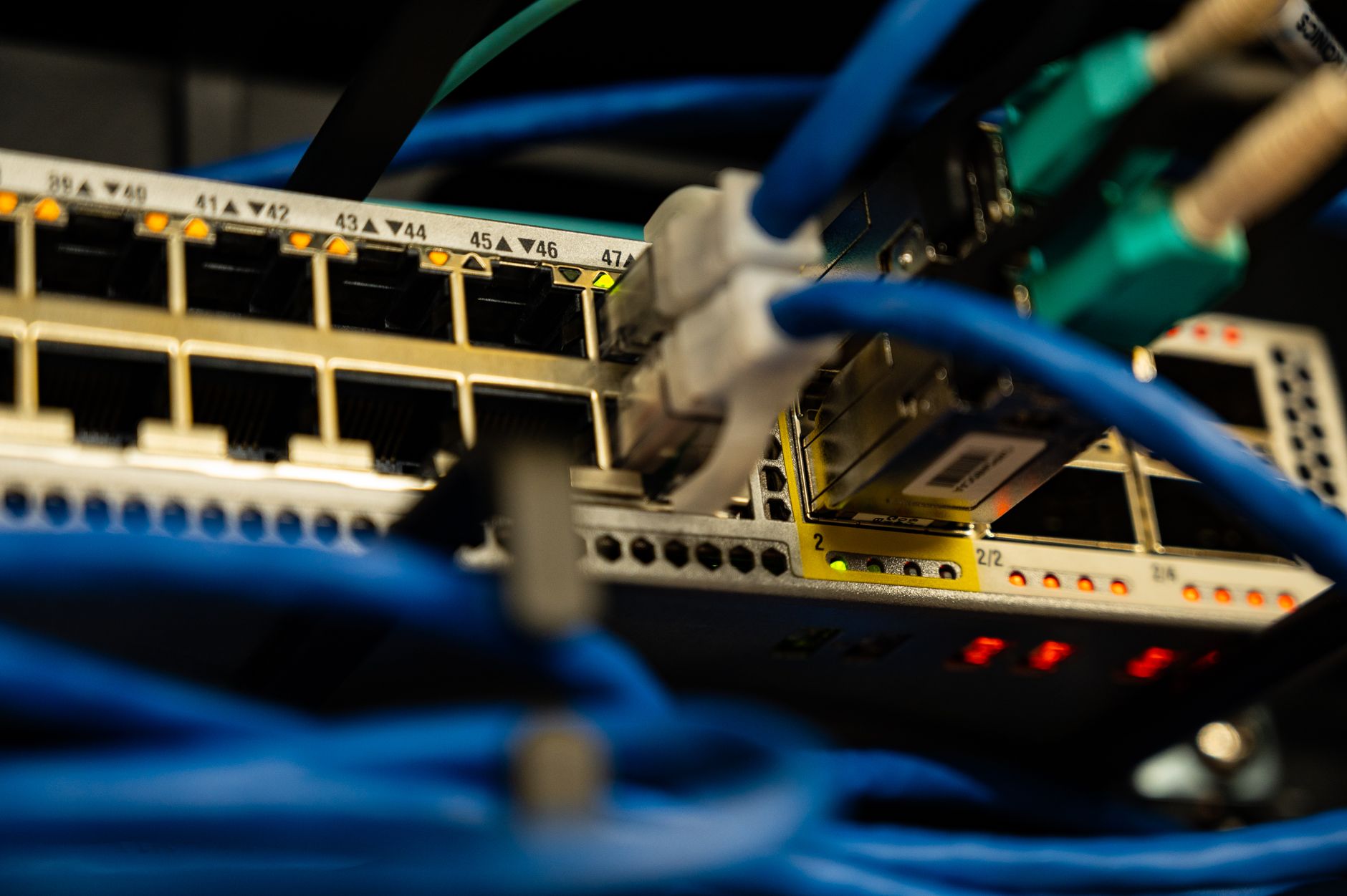 Switch di rete aziendale con cavi ethernet — progettazione rete aziendale Milano