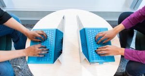Cloud aziendale Milano - collaboratori lavorano da remoto su servizi cloud condivisi